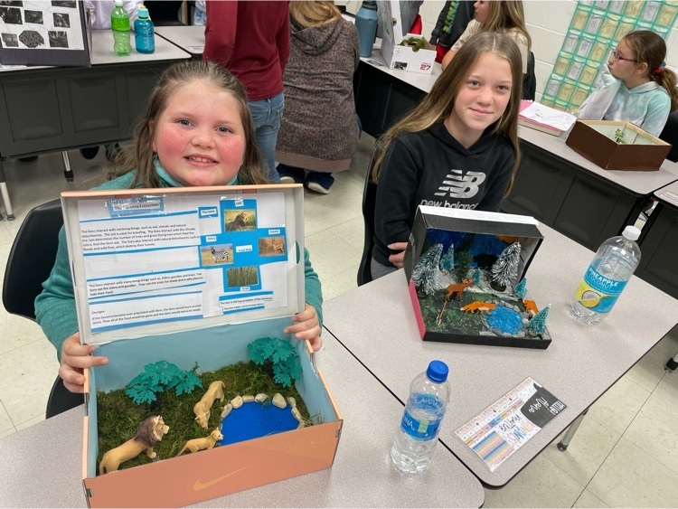 5th grade students pose with their projects